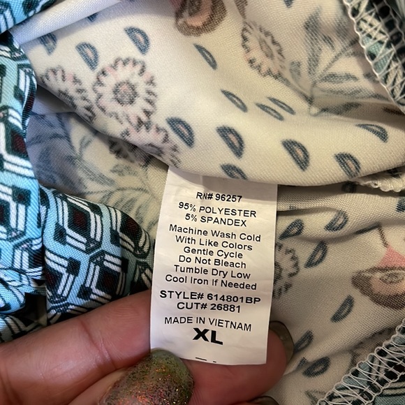 Cute Floral top - Picture 3 of 3